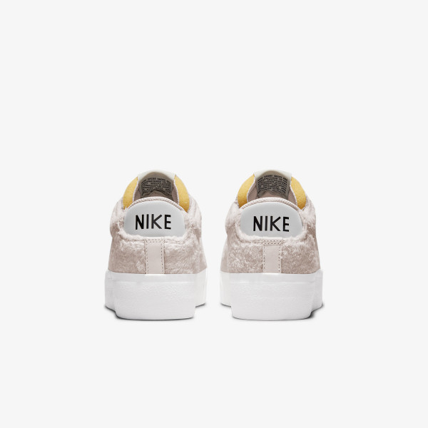 Nike Pantofi Sport WMNS BLAZER LOW PLATFORM 