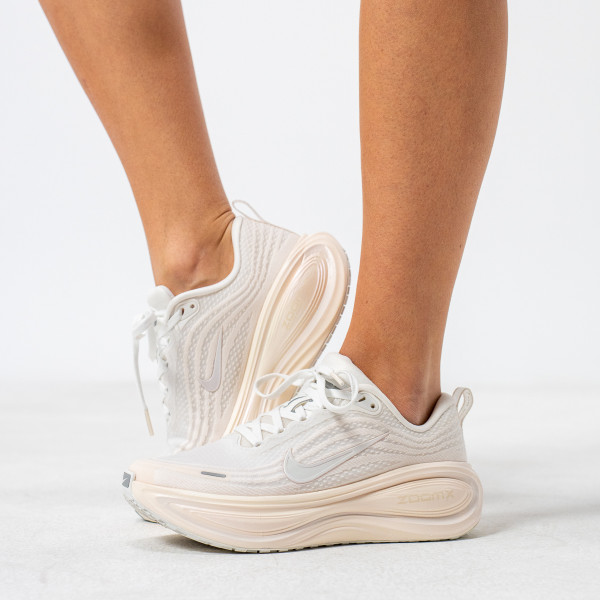 Nike Pantofi Sport W NIKE VOMERO PLUS ESS 